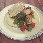 Roston csirkemell parajos salátaágyon burgonyapürével és parmezánchipssel