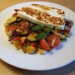 Házi grillsajt fűszeres párolt zöldséggel