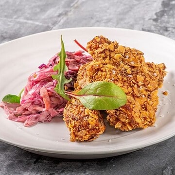 Kukoricabundás csirkecomb filé amerikai káposztasalátával