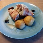 Baconbe gyöngyölt, kéksajttal töltött csirkemell rizzsel és fűszeres karamellizált körtével