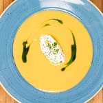 Kókusztejes édesburgonya krémleves korianderes kecskesajttal